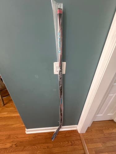 Senior  U.S.A. FLAG Bauer Vapor Flylite Right Handed Hockey Stick P28 80 Flex (New)