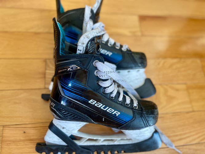 Black/Navy Bauer X Hockey Skates Regular Width Size 2 (Used)