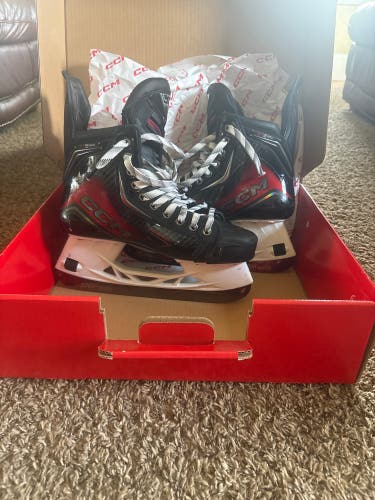 Red 2025 CCM JetSpeed FT8 Pro Hockey Skates Regular Width 8.5 (New)