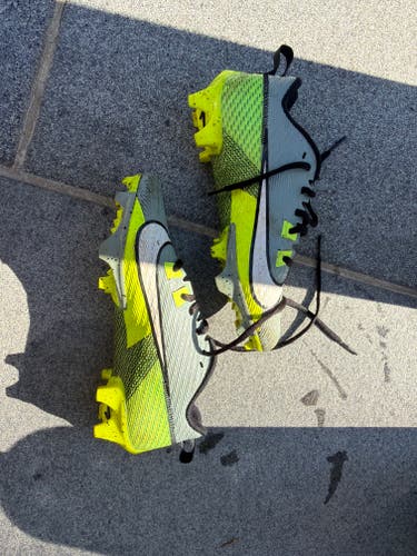 Men's Size M 7.0 (W 8.0) Nike Molded Cleats (Used)