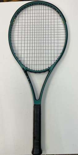 Used Wilson Blade 104 V9 16x19 Grip Size 4 1/8