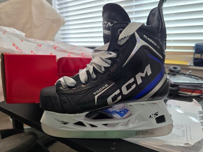 NEW CCM Tacks Classic SE Skates | Intermediate Size 5 Regular | Never Baked/Sharpened