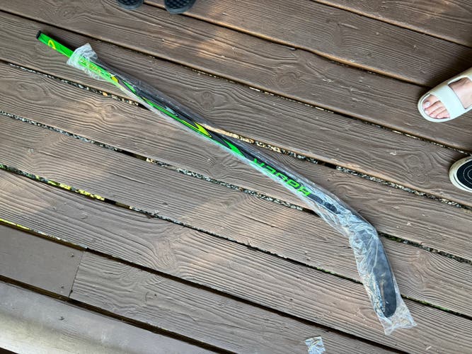 Junior Bauer Right Handed Hockey Stick P28 30 Flex (New)