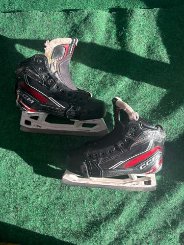 Intermediate CCM Extreme Flex E6.9 Hockey Goalie Skates (Regular) Size 4 (Used)