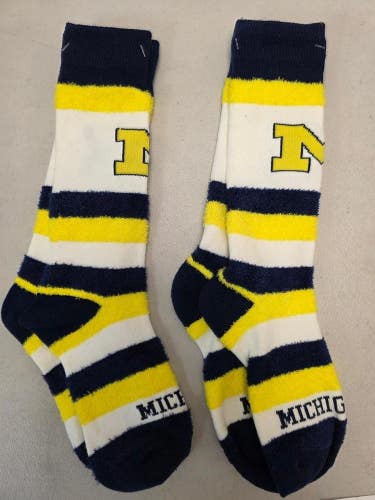 ST7 Mens NCAA MICHIGAN WOLVERINES Crew Socks Lot of 2 Pair MEDIUM New