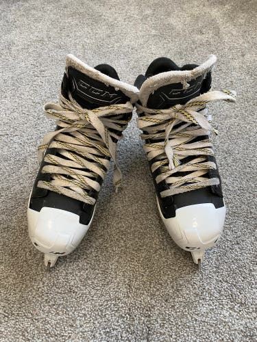 CCM Tacks 9060 Hockey Goalie Skates Regular Width 6 (Used)