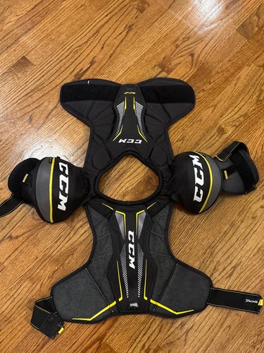 Men's Small Senior CCM Tacks 9040 Shoulder Pads (Used)