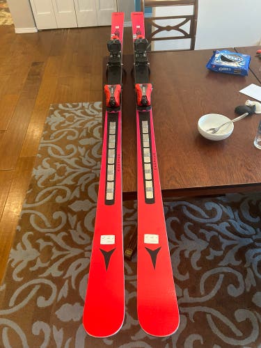 Brand new Atomic race GS 188 cm skis with Bindings Din 16.