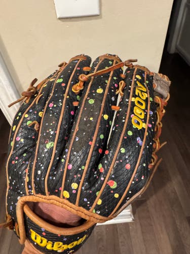 Wilson A2000 RH Outfield Baseball Glove 12.25" (Used)
