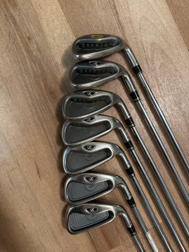 Men's TaylorMade R7 XD Right Handed Iron Set Regular Flex (Used)