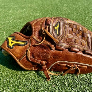 Pitcher's RH Mizuno Classic Pro Soft Baseball Glove 12" (Used)