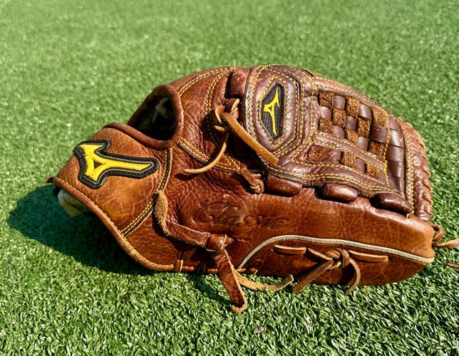 Pitcher's RH Mizuno Classic Pro Soft Baseball Glove 12" (Used)