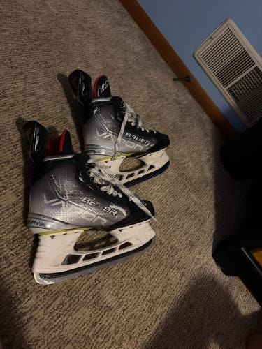 2021 Bauer Vapor Hyperlite Hockey Skates 6.5 (Used)