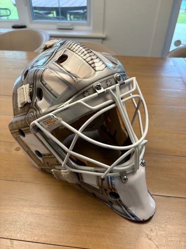 Senior Medium 2013 Bauer 961 Goalie Mask (Used)