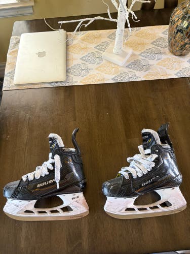 Black 2022 Bauer Supreme M5 Pro Hockey Skates Regular Width Size 2.5 (Used)