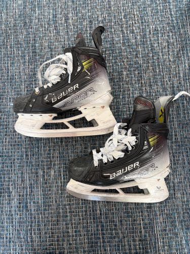 Black/Gray 2023 Bauer Vapor Hyperlite 2 Hockey Skates Regular Width Pro Stock 5 (Used)