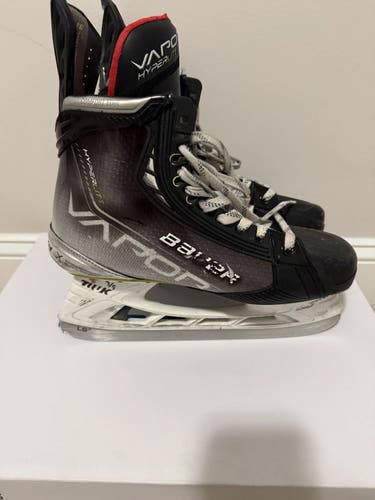Bauer Vapor Hyperlite Hockey Skates 9.5 (Used)