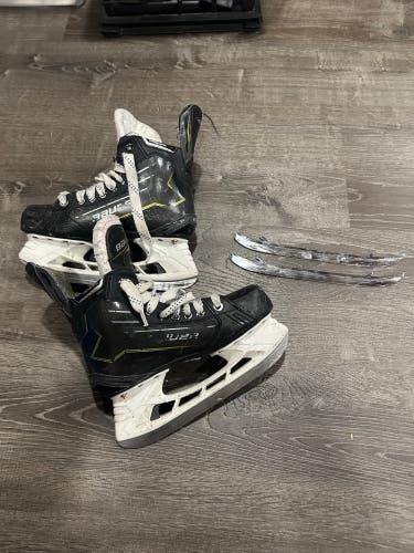 Black 2024 Bauer Supreme M40 Hockey Skates Regular Width Size 5 (Used)