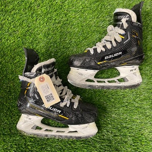 Junior Bauer Supreme M5 Pro Hockey Skates Regular Width Size 2.5 (Used)