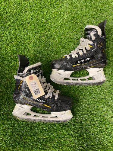 Junior Bauer Supreme M5 Pro Hockey Skates Regular Width Size 2.5 (Used)