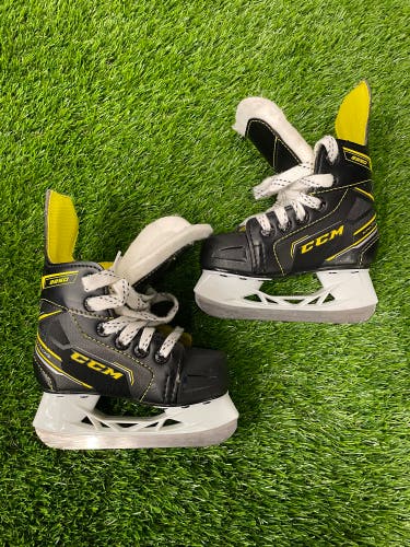 Youth CCM Super Tacks 9350 Hockey Skates Regular Width 7 (Used)