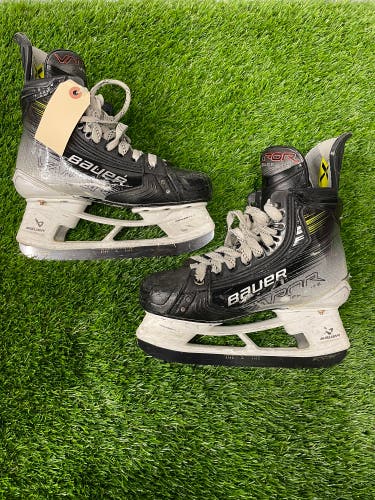 Intermediate Bauer Vapor Hyperlite 2 Hockey Skates Size 4 (Used)