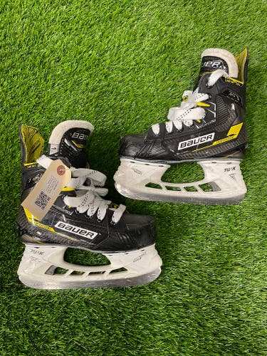 Junior Bauer Supreme M4 Hockey Skates Regular Width Size 1 (Used)