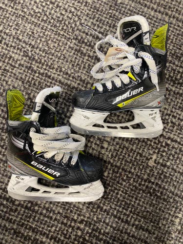 Junior Bauer Vapor X4 Hockey Skates Regular Width Size 1 (Used)