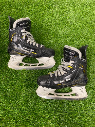 Junior Bauer Supreme M5 Pro Hockey Skates Regular Width Size 3 (Used)
