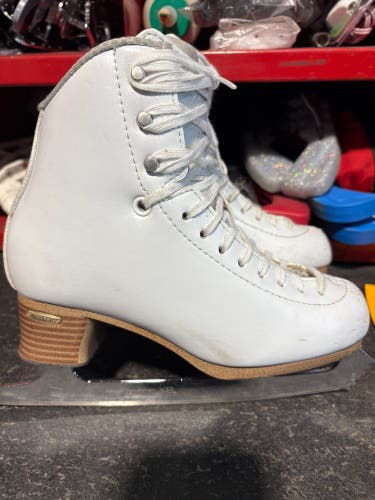 Jackson Ultima Freestyle Figure Skates B Junior 3.5 (Used)