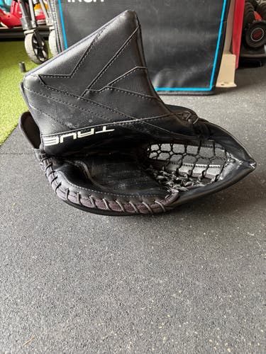 True Catalyst 5X6 Senior Goalie Glove (Used)