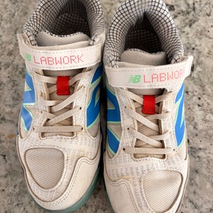 White Unisex 5Y (Big Kids / Youth) Youth New Balance 3000v5 Turf Shoes (Used)