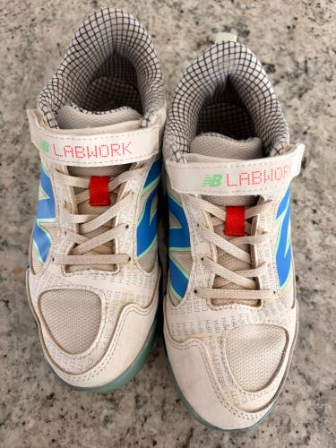 White Unisex 5Y (Big Kids / Youth) Youth New Balance 3000v5 Turf Shoes (Used)