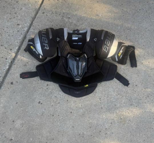 Men's Medium Junior Bauer Supreme M5 Pro Shoulder Pads (Used)