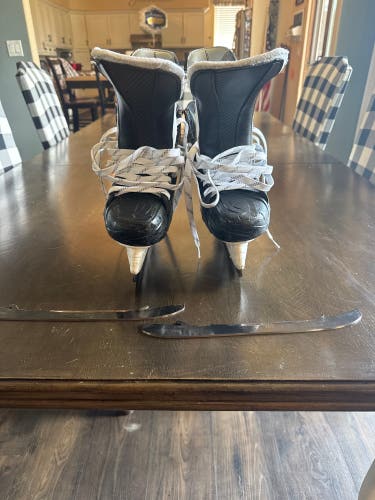 2023 Bauer Vapor Hyperlite 2 Hockey Skates Regular Width 6 (Used)