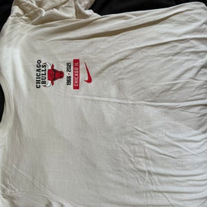 Chicago Bulls Men's Nike Shirt (Used)