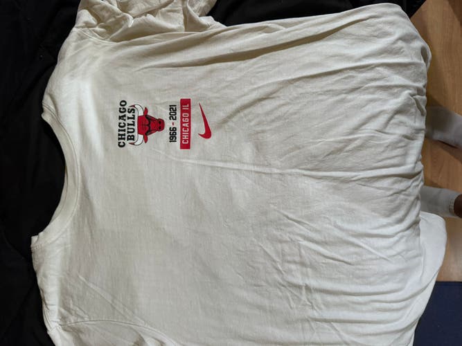 Chicago Bulls Men's Nike Shirt (Used)
