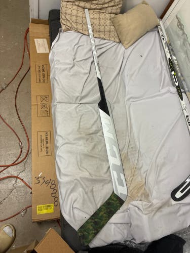 Senior CCM Extreme Flex 5 Prolite Full Right Goalie Stick 25" Paddle (Used)