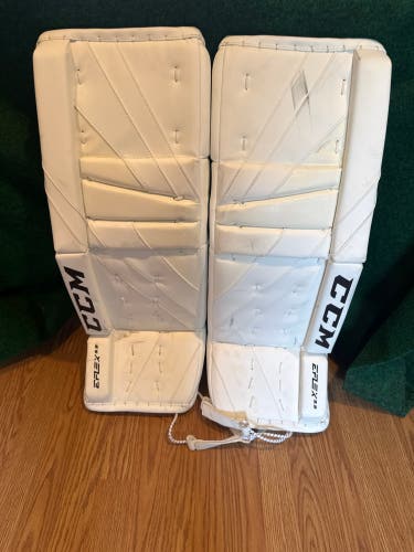 White Intermediate CCM Extreme Flex 5.9 Goalie Leg Pads (Used) | 30" +1"