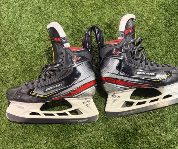 LIKE NEW Bauer Vapor 2X Pro Hockey Skates Regular Width 9 (Used once) carbon blades
