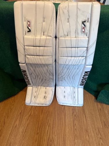 White Senior Vaughn V10 Pro Carbon Goalie Leg Pads (Used) | 35”+2”