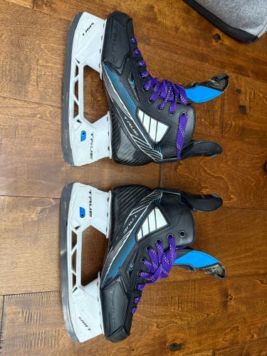 Black/Navy 2021 True TF9 Hockey Skates Regular Width Size 5.5 (Used)