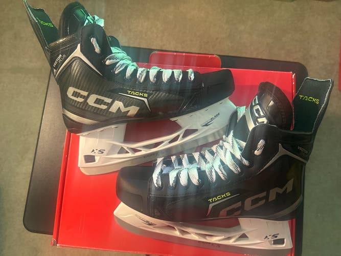 CCM Tacks Vector Plus Hockey Skates  Size 9.5Regular  (New)