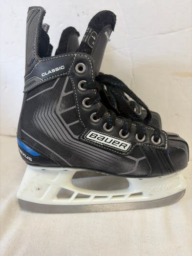 Black Bauer Nexus Classic Hockey Skates Regular Width Size 1 (Used)