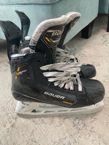 Bauer Supreme M5 Pro Hockey Skates Regular Width 6 (Used)