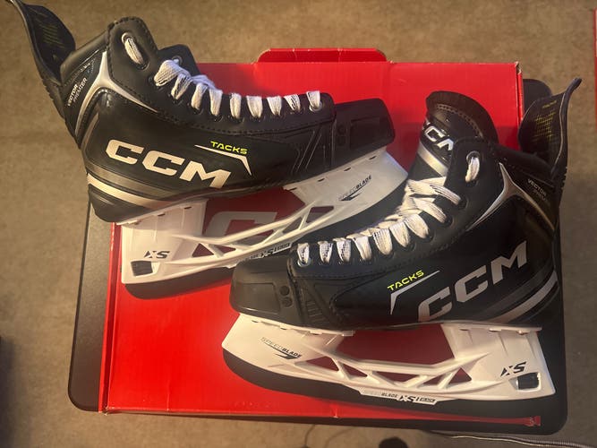 2024 CCM Tacks Vector Premier (SMU) Hockey Skates Regular Width 9.5 (New)