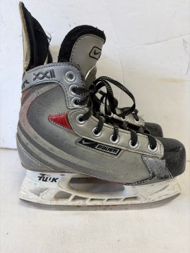 Silver Bauer Vapor XXII Hockey Skates Regular Width Size 1.5 (Used)