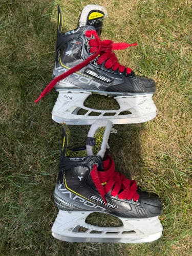 2021 Bauer Vapor 3X Hockey Skates Regular Width Size 2.5 (Used)