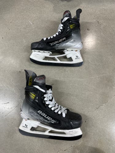 2023 Bauer Vapor Hyperlite 2 Hockey Skates Pro Stock Size 5 (Used)