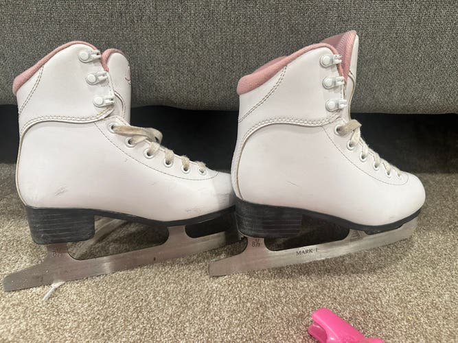 Jackson Ultima Soft Skate Figure Skates B Junior 12 (Used)